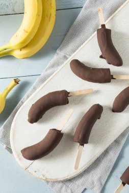 Ev yapımı dondurulmuş çikolata kaplı muz