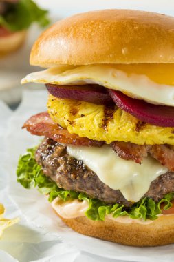 Ev yapımı Aussie ananas ve pancar çizburger