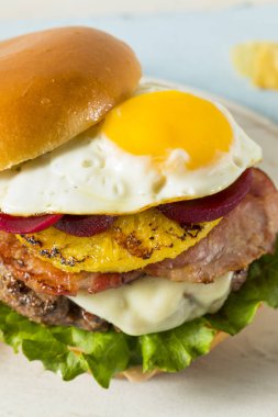 Ev yapımı Aussie ananas ve pancar çizburger