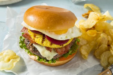 Ev yapımı Aussie ananas ve pancar çizburger