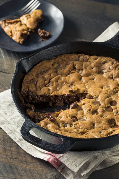Hot fatto in casa cioccolato Chip Skillet Cookie — Foto Stock