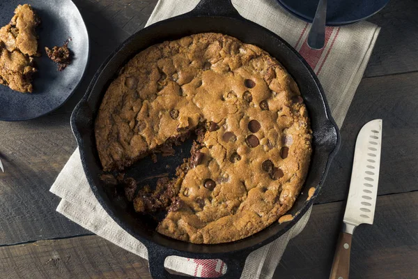 Hete zelfgemaakte Chocolate Chip koekepan Cookie — Stockfoto