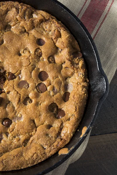 Hot Homemade Chocolate Chip Skillet Cookie — Stock Photo, Image