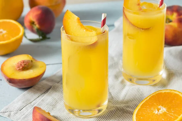 Освіжаючий персик і помаранчевий нечітких пупка коктейль — стокове фото