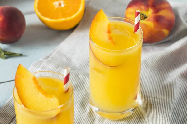 ファジーネーブル ピーチとオレンジのさわやかなカクテル — ストック写真