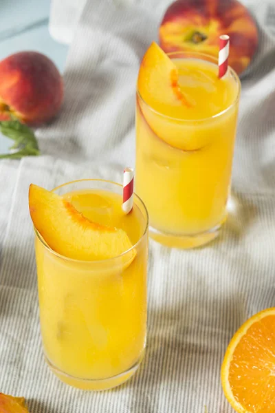 Refrescante cóctel de ombligo borroso de melocotón y naranja —  Fotos de Stock
