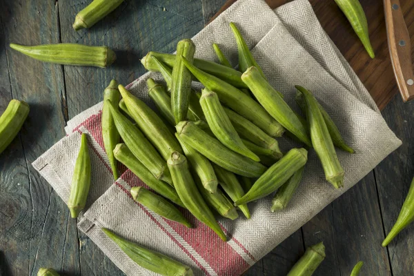 Cosecha de Okra orgánica verde cruda — Foto de Stock