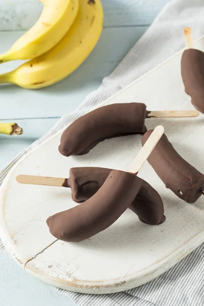 Замороженные бананы с шоколадным покрытием — стоковое фото