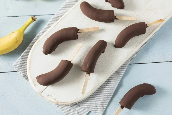 Házi készítésű fagyasztott csokoládé fedett banán — Stock Fotó