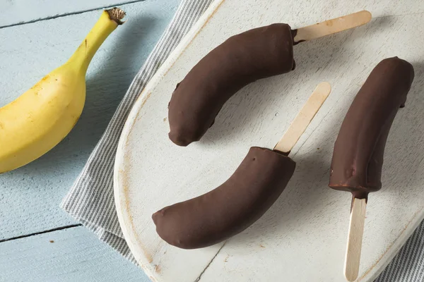 Саморобний заморожений шоколад покритий бананами — стокове фото