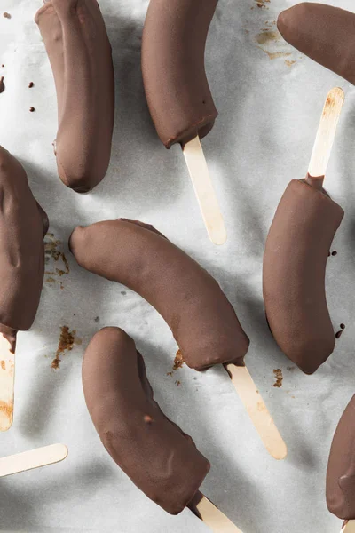 Bananes recouvertes de chocolat congelé maison — Photo