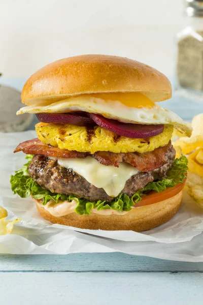 W domu Aussie ananas i buraków Cheeseburger — Zdjęcie stockowe