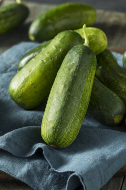 Ham yeşil organik turşu salatalık