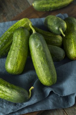 Ham yeşil organik turşu salatalık