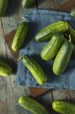 Ham yeşil organik turşu salatalık