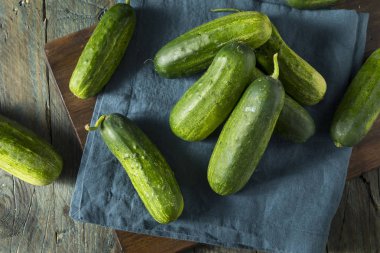 Ham yeşil organik turşu salatalık