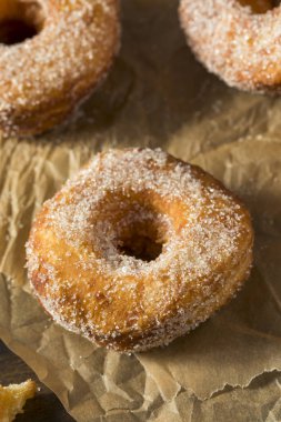 Ev yapımı şekerli Cronut çörek