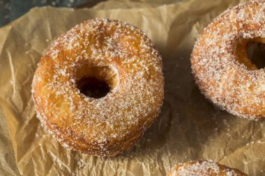 Ev yapımı şekerli Cronut çörek