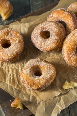 Ev yapımı şekerli Cronut çörek