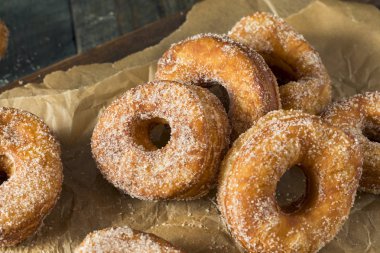 Ev yapımı şekerli Cronut çörek