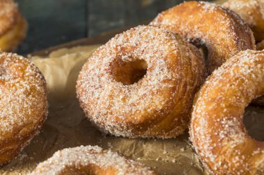 Ev yapımı şekerli Cronut çörek