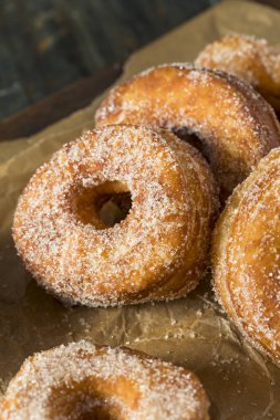 Ev yapımı şekerli Cronut çörek