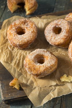 Ev yapımı şekerli Cronut çörek
