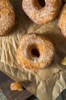 Ev yapımı şekerli Cronut çörek
