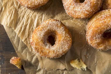 Ev yapımı şekerli Cronut çörek