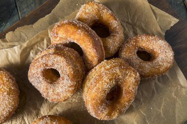 Ev yapımı şekerli Cronut çörek