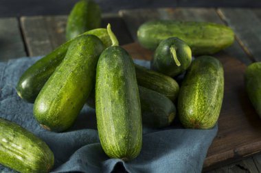 Ham yeşil organik turşu salatalık