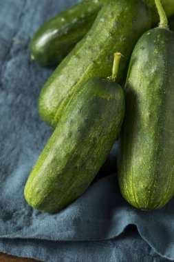 Ham yeşil organik turşu salatalık