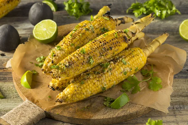 Grillad hemlagad Elote mexikansk Street majs — Stockfoto