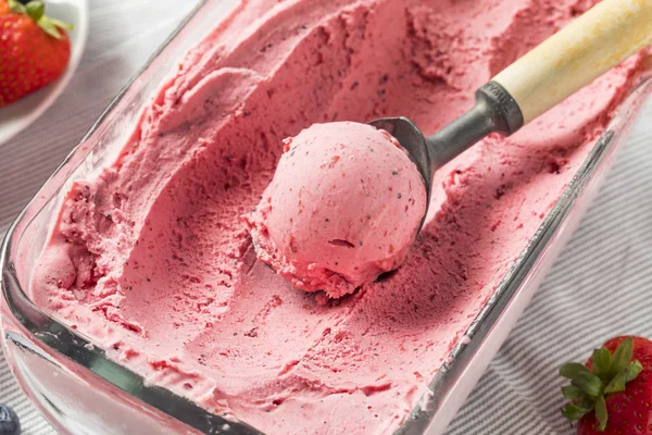 Солодке домашнє ягідне морозиво — стокове фото