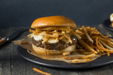 Ev yapımı Poutine Hamburger patates kızartması ile