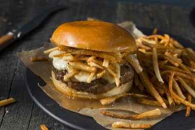 Ev yapımı Poutine Hamburger patates kızartması ile