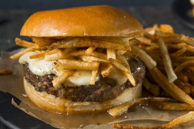Ev yapımı Poutine Hamburger patates kızartması ile