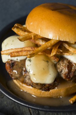 Ev yapımı Poutine Hamburger patates kızartması ile