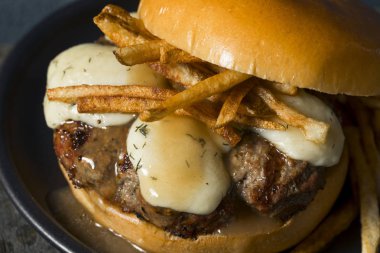 Ev yapımı Poutine Hamburger patates kızartması ile