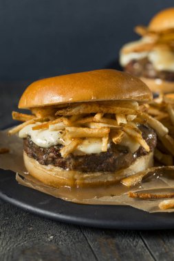 Ev yapımı Poutine Hamburger patates kızartması ile