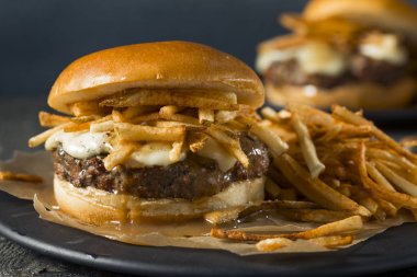 Ev yapımı Poutine Hamburger patates kızartması ile