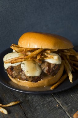 Ev yapımı Poutine Hamburger patates kızartması ile