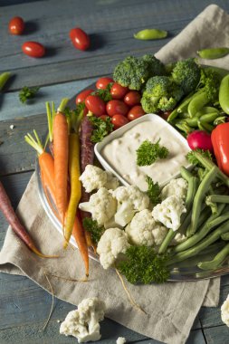 Çiğ sebze ordövr tabağı yenileniyor