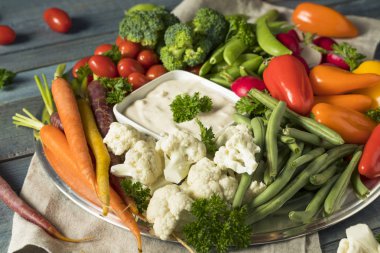 Çiğ sebze ordövr tabağı yenileniyor