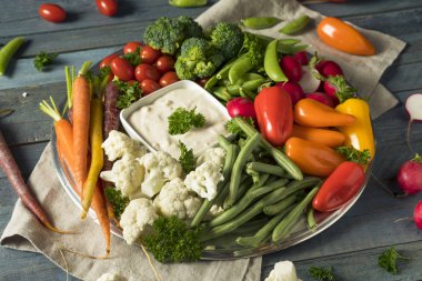 Çiğ sebze ordövr tabağı yenileniyor