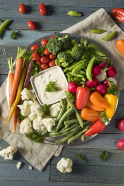 Çiğ sebze ordövr tabağı yenileniyor