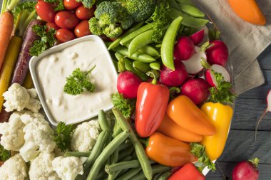 Çiğ sebze ordövr tabağı yenileniyor