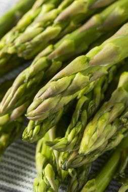 Ham yeşil organik kuşkonmaz Spears