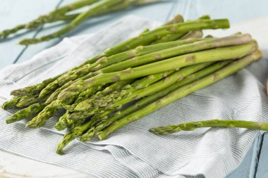 Ham yeşil organik kuşkonmaz Spears