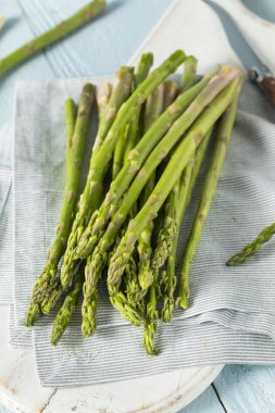 Ham yeşil organik kuşkonmaz Spears